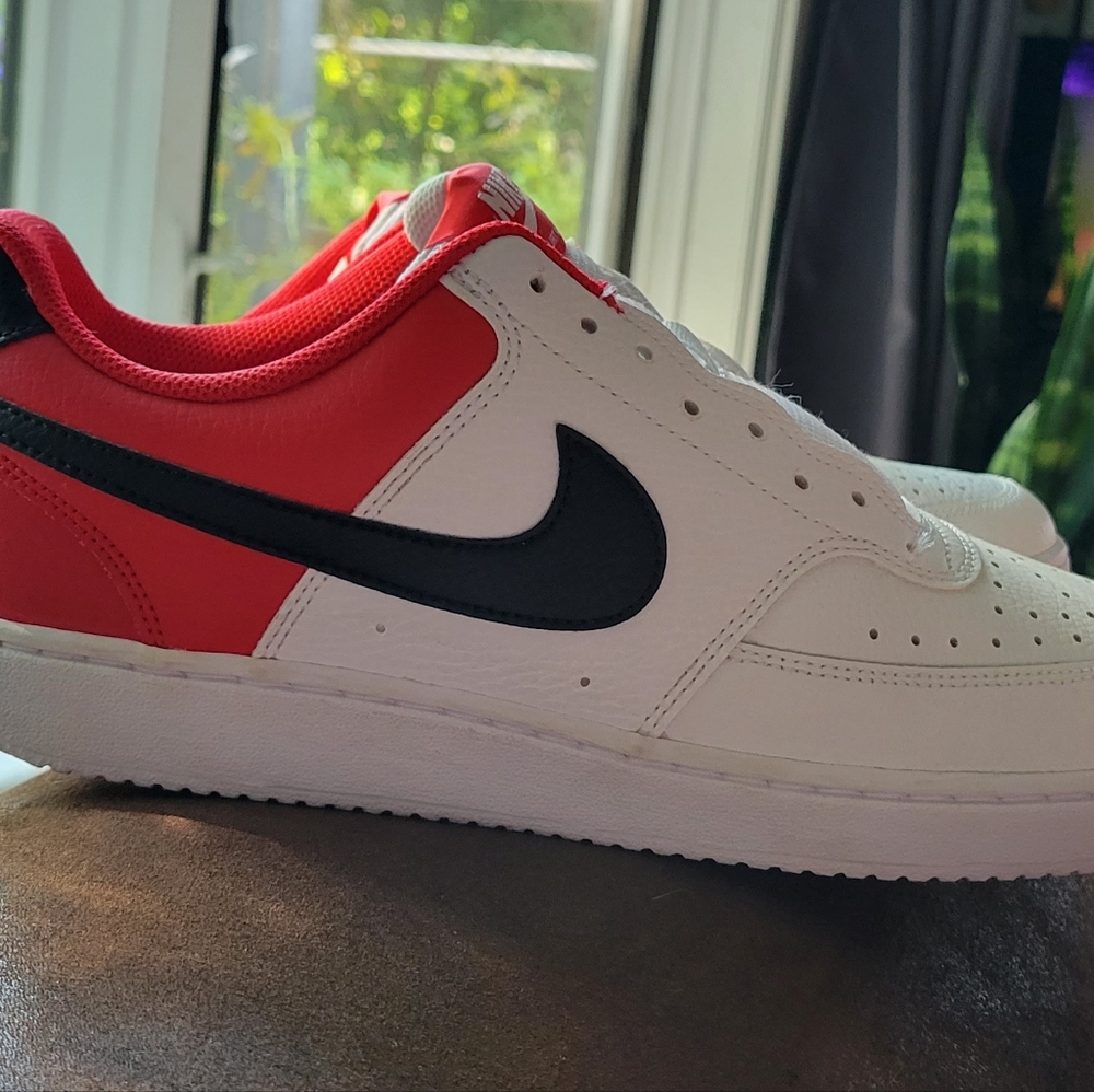 NEW Nike Sneaker